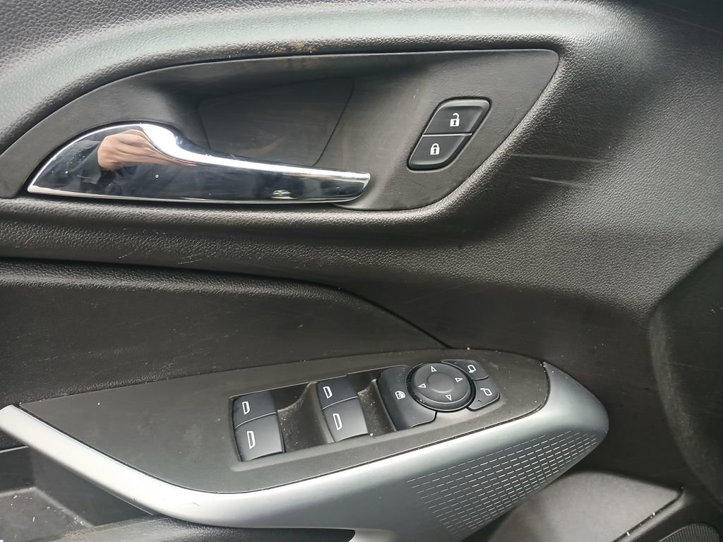 Used 2025 Chevrolet Trax LS w/ LS Convenience Package image 11