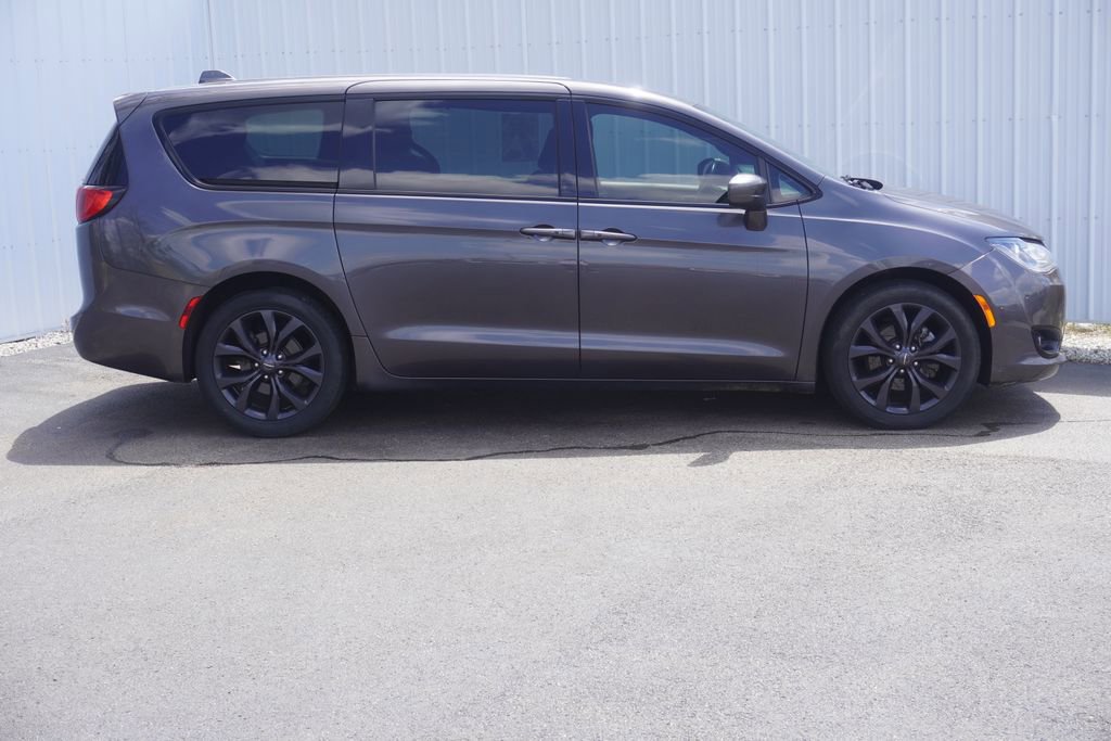 Used 2020 Chrysler Pacifica Touring w/ S Appearance Package FWD video 2