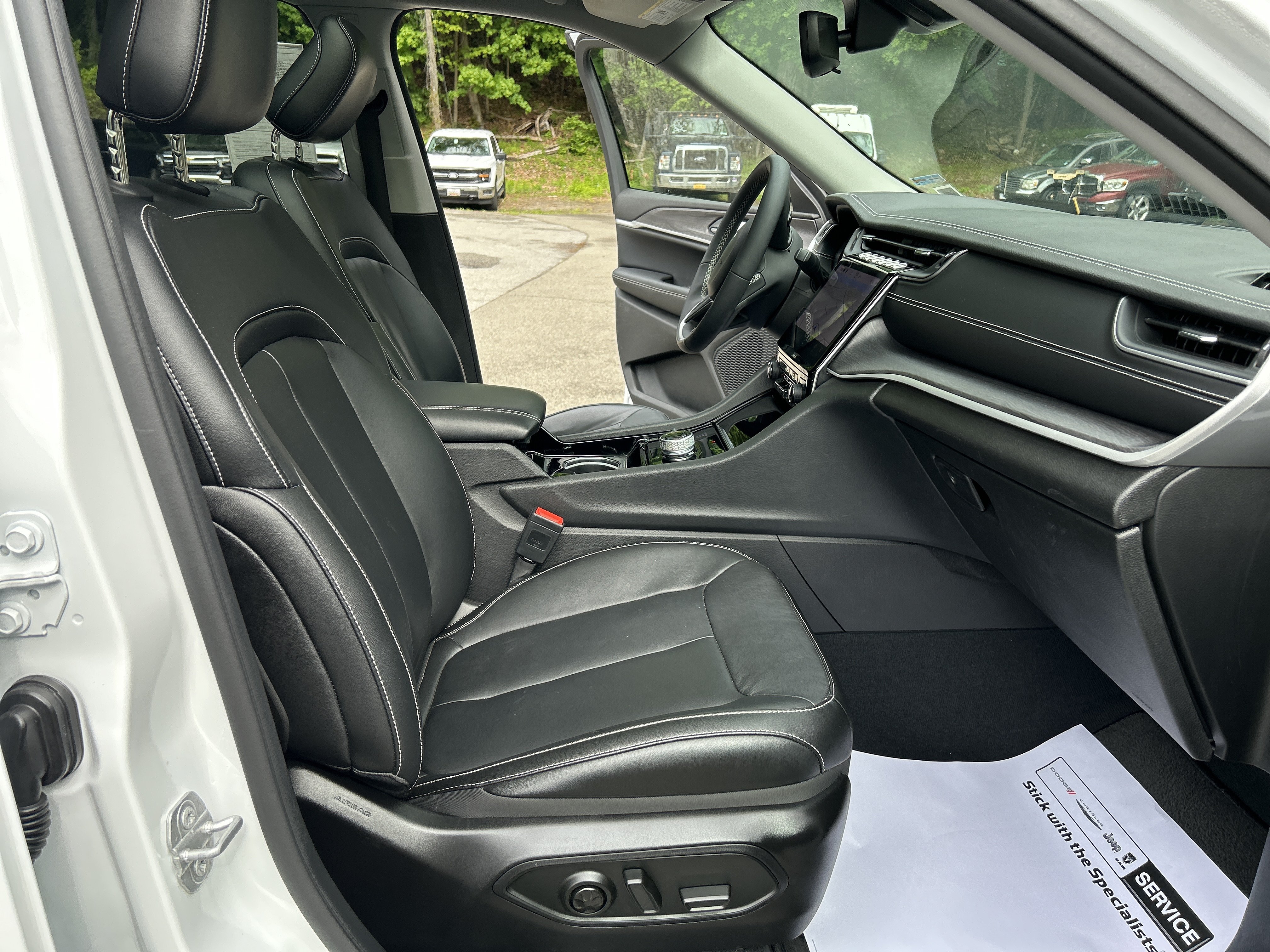 Certified 2023 Jeep Grand Cherokee L Limited w/ Black Appearance Package AWD/4WD image 15