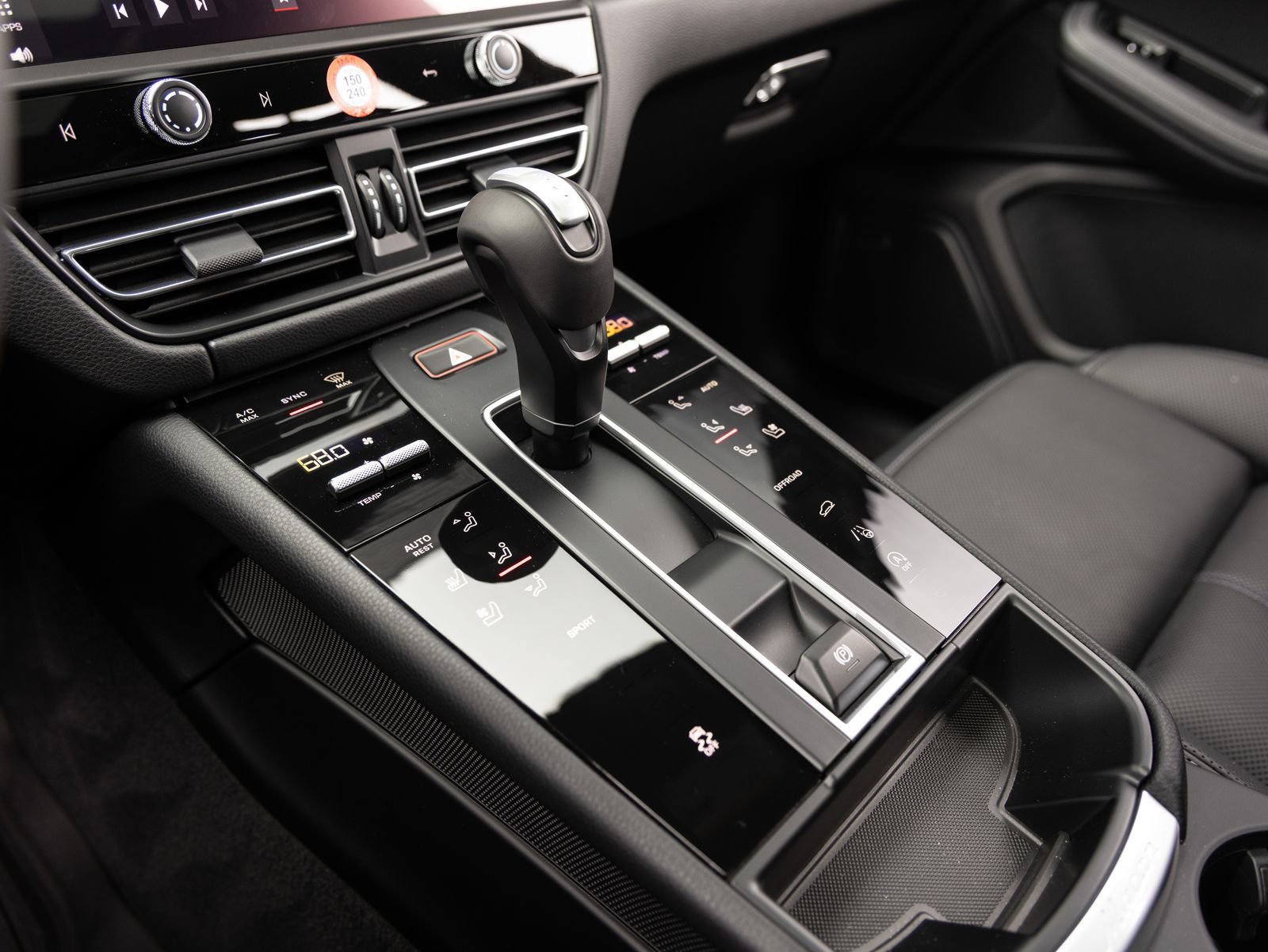 Certified 2026 Porsche Macan AWD/4WD image 17