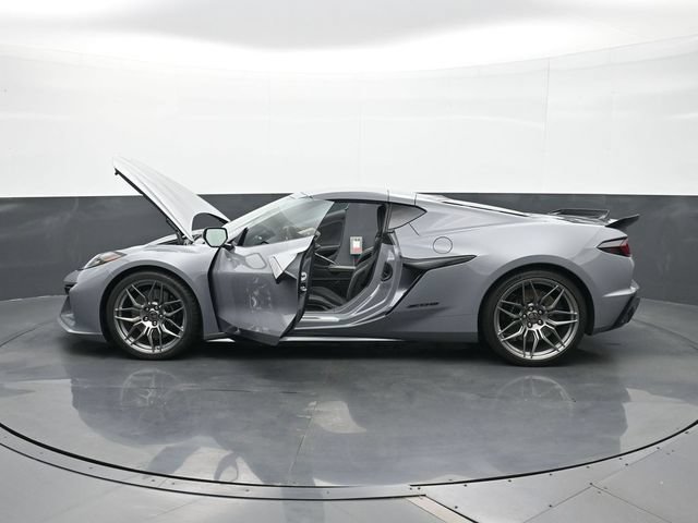 Used 2025 Chevrolet Corvette Z06 RWD image 23