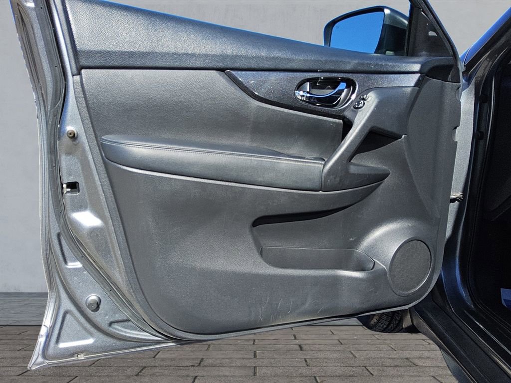 Used 2019 Nissan Rogue SV image 17