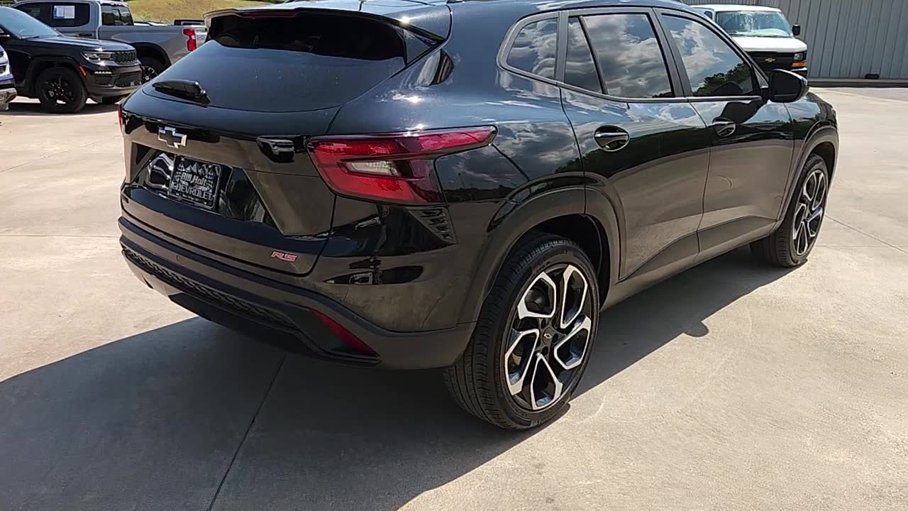 Used 2025 Chevrolet Trax RS w/ Sunroof Package FWD image 7