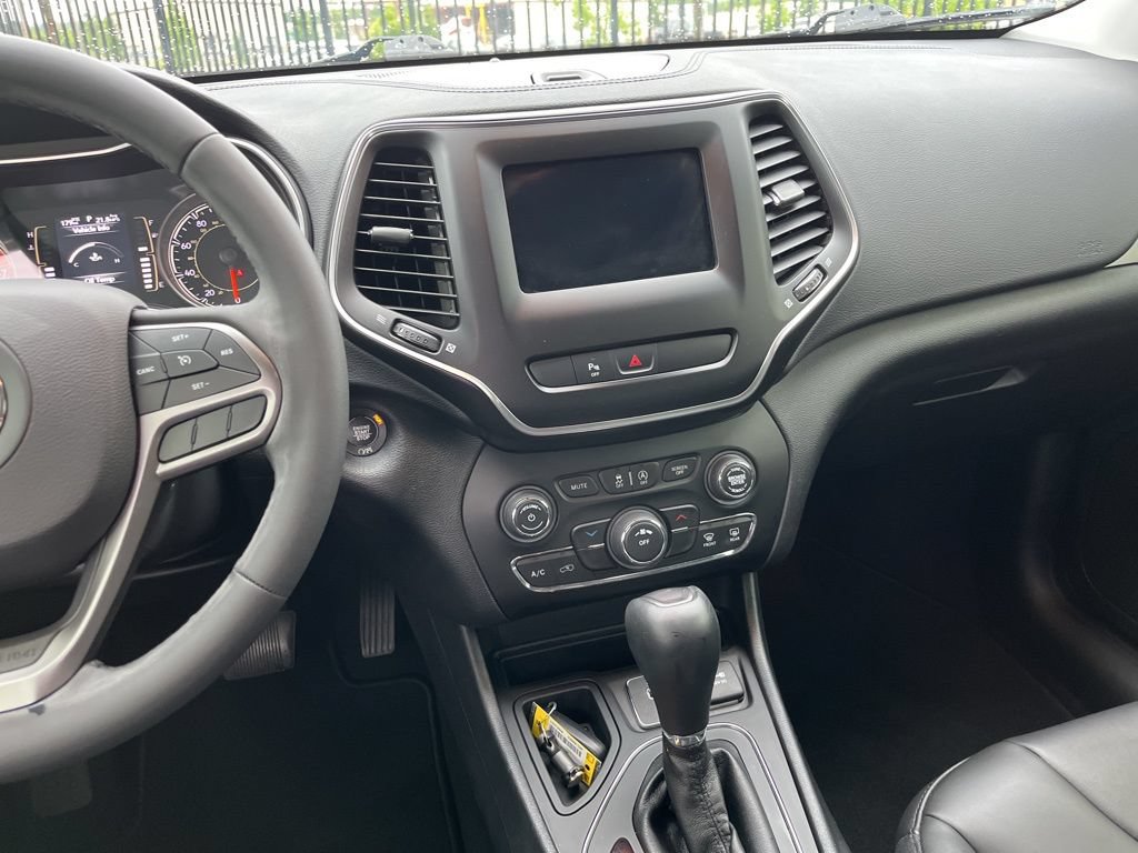 Used 2020 Jeep Cherokee Latitude Plus FWD image 19
