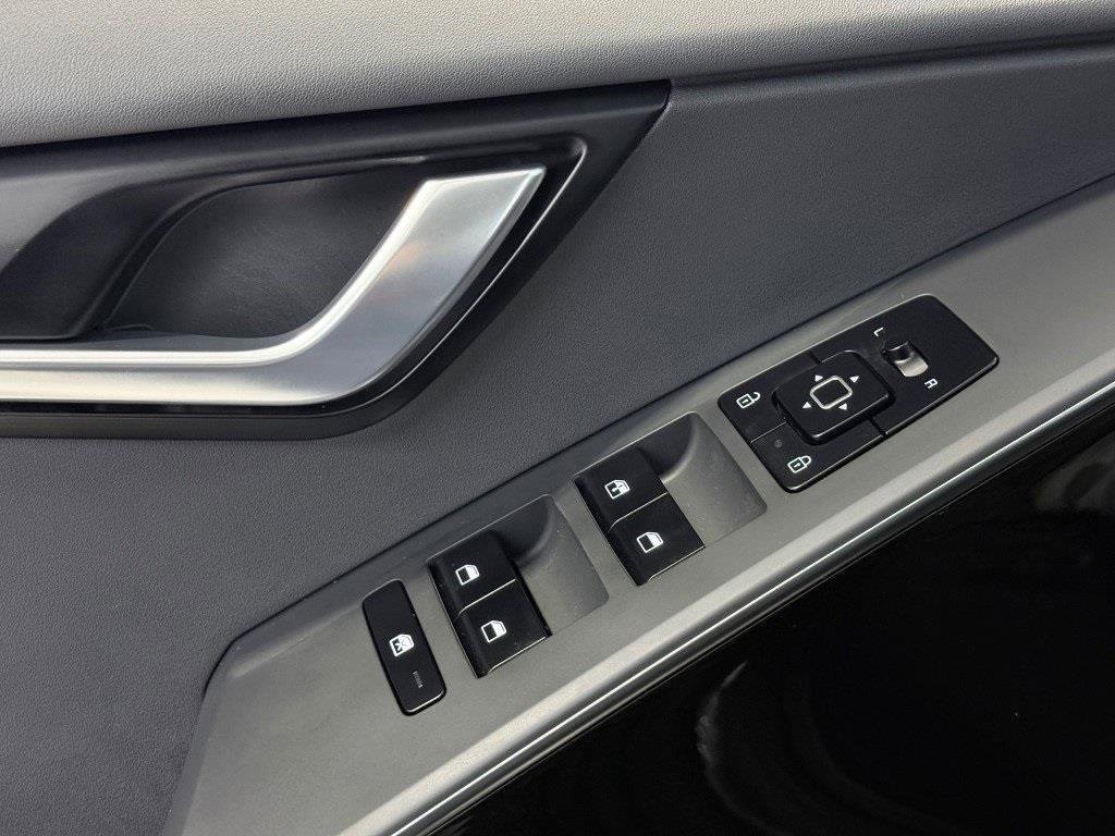 Used 2023 Kia Niro EX image 38