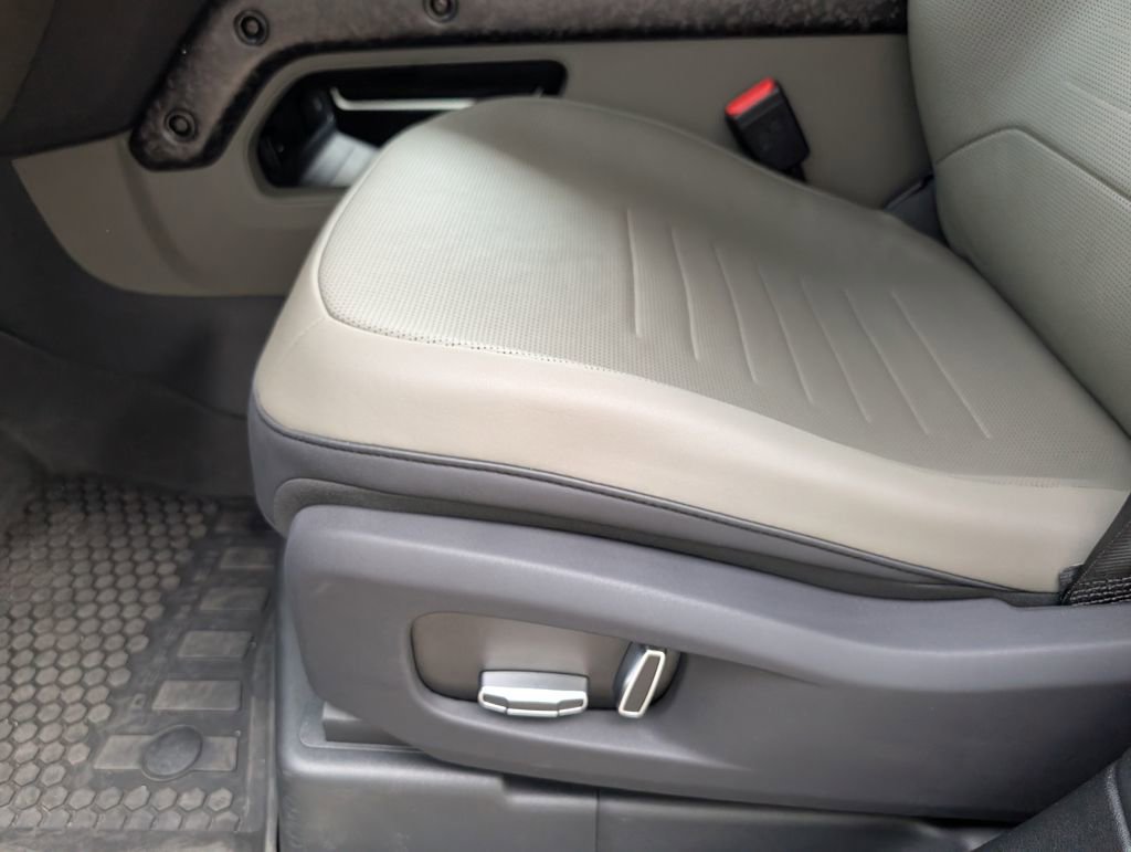 Certified 2025 Land Rover Defender 110 image 30