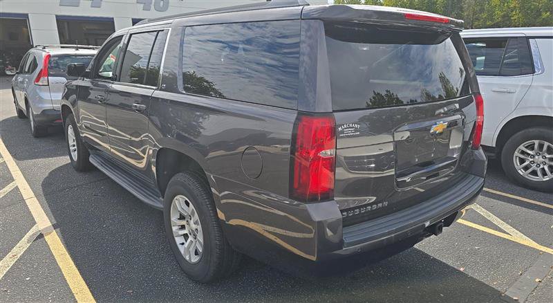 Used 2018 Chevrolet Suburban LT RWD image 3