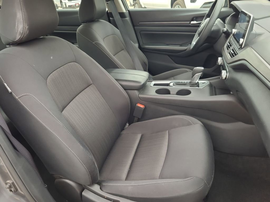 Used 2025 Nissan Altima 2.5 SV FWD image 29