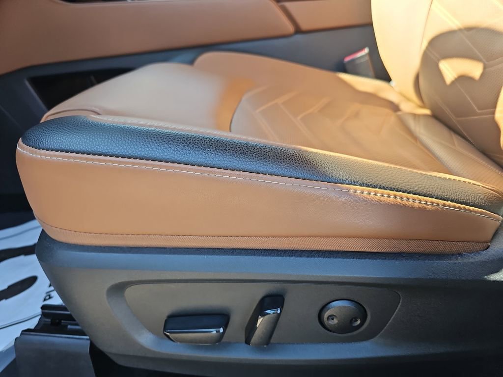 Used 2024 Nissan Pathfinder Platinum w/ Cargo Package image 34