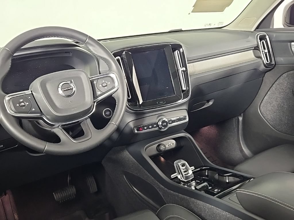 Certified 2023 Volvo XC40 B5 Plus w/ Driver Assist Package AWD/4WD image 22