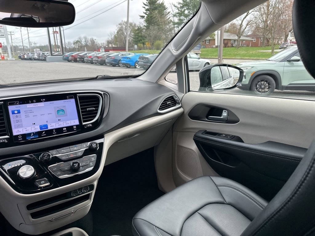 Used 2024 Chrysler Pacifica Touring-L FWD image 16