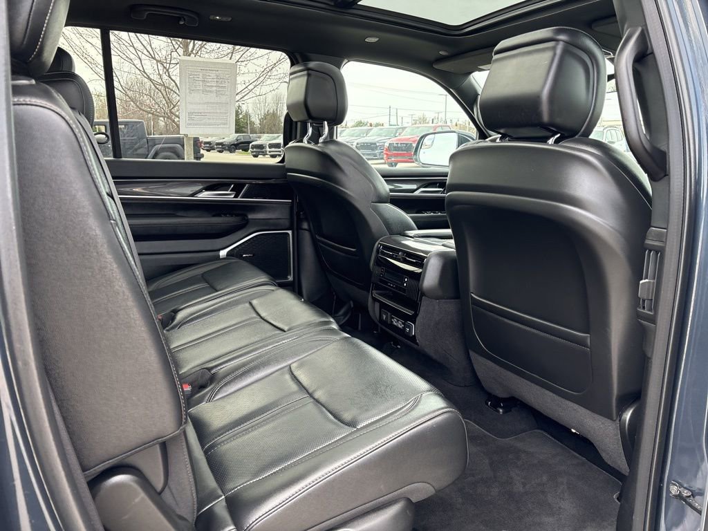 Used 2024 Jeep Wagoneer 4WD w/ Premium Group I image 12