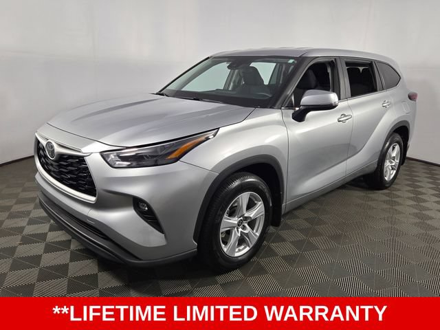 Used 2024 Toyota Highlander LE AWD/4WD image 3