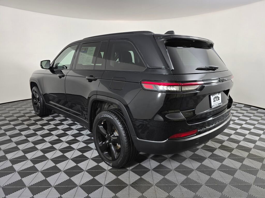 Used 2023 Jeep Grand Cherokee Limited w/ Black Appearance Package image 5