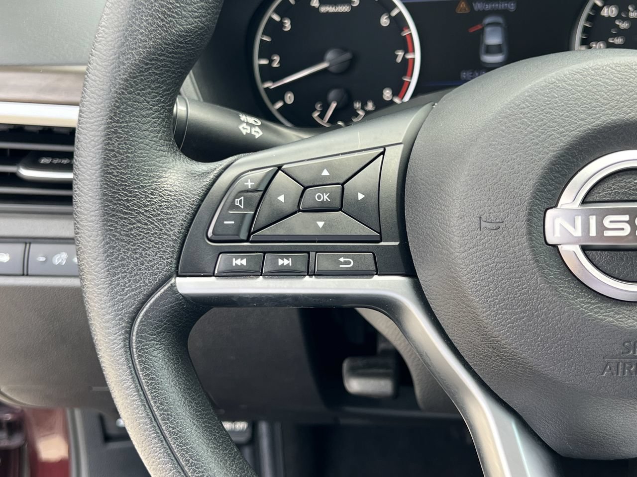 Used 2024 Nissan Altima 2.5 SV FWD image 10