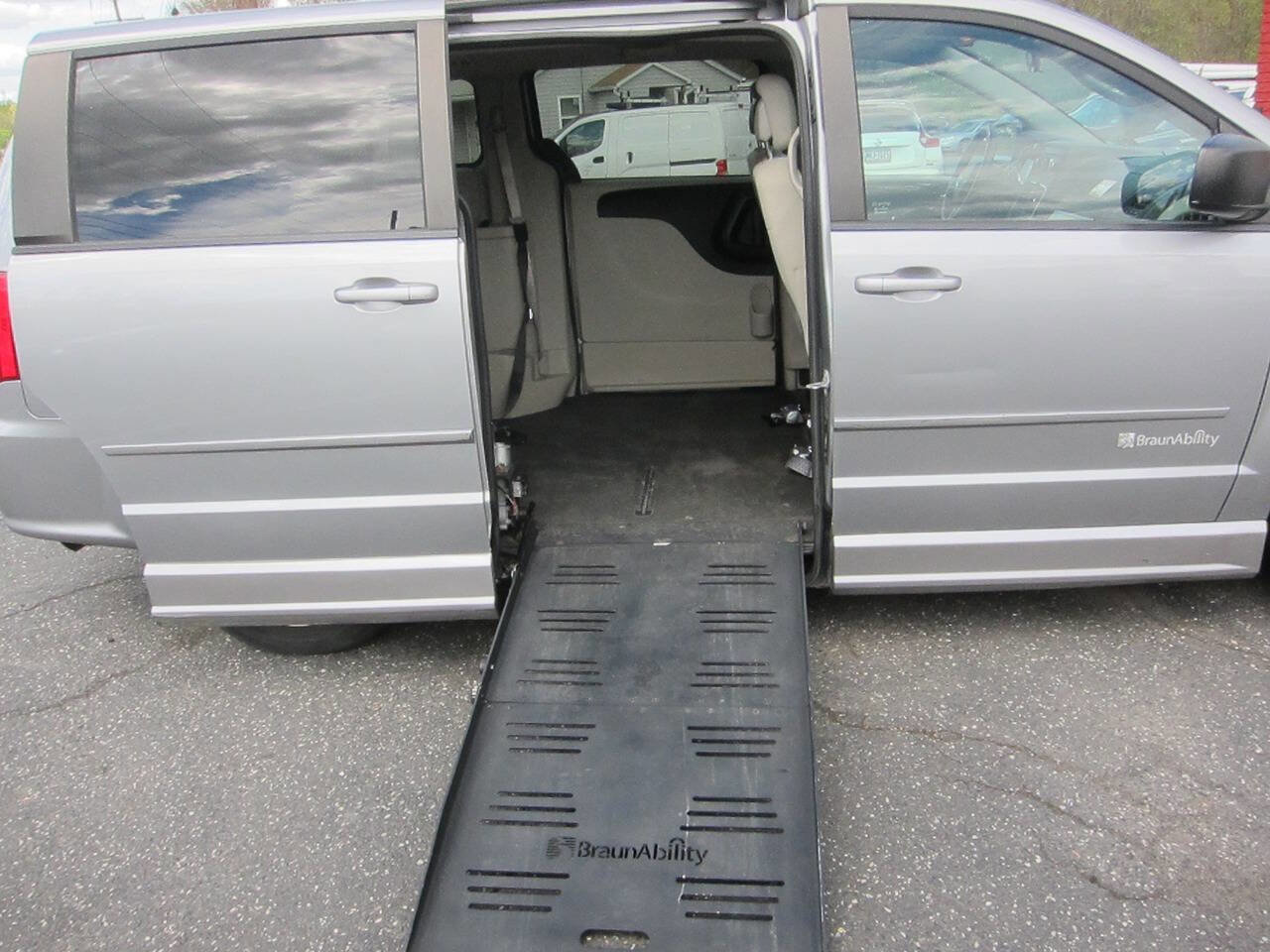 Used 2015 Dodge Grand Caravan SE w/ Quick Order Package 29E SE FWD image 2