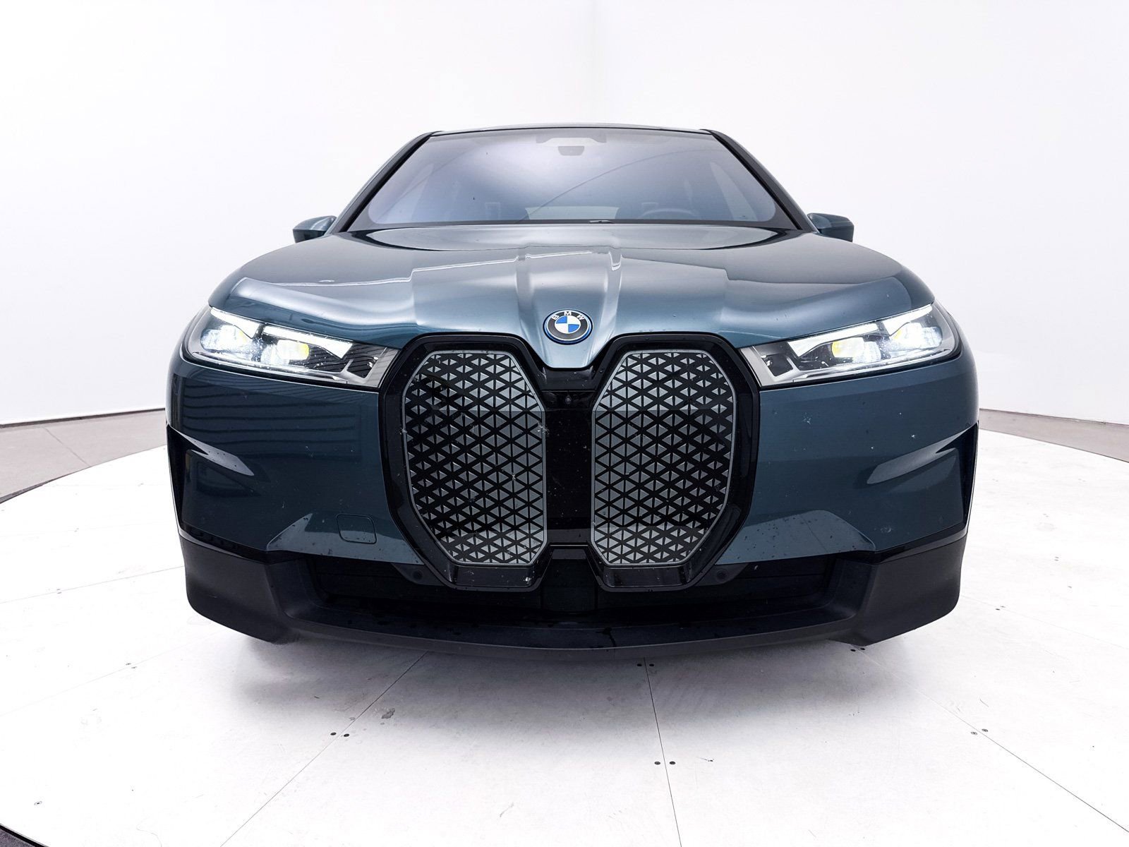 Used 2022 BMW iX xDrive50 w/ Premium Package image 14