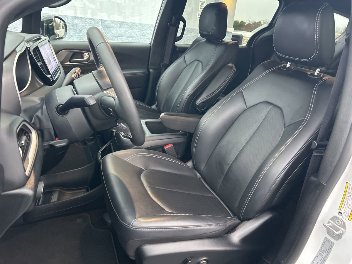 Used 2025 Chrysler Pacifica Select FWD image 13