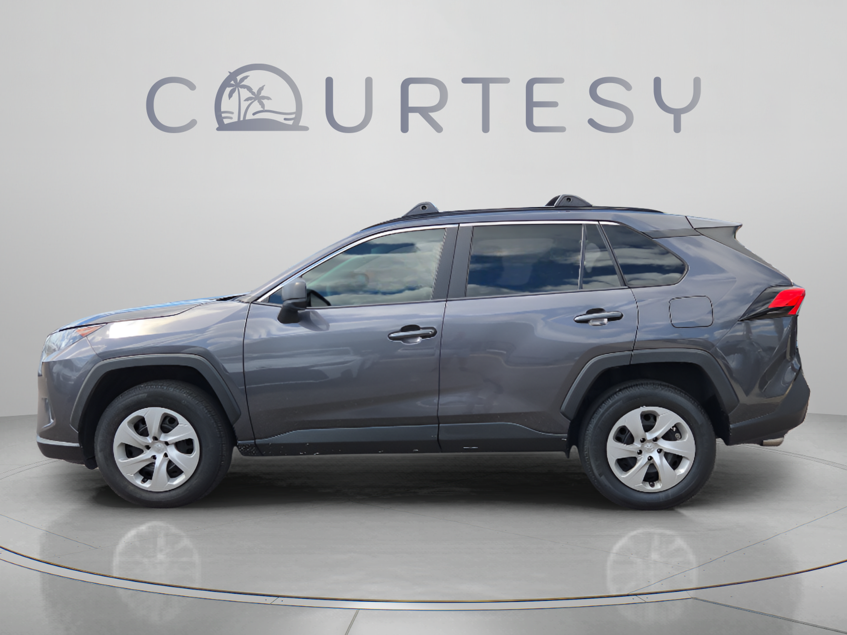 Used 2019 Toyota RAV4 LE FWD image 2
