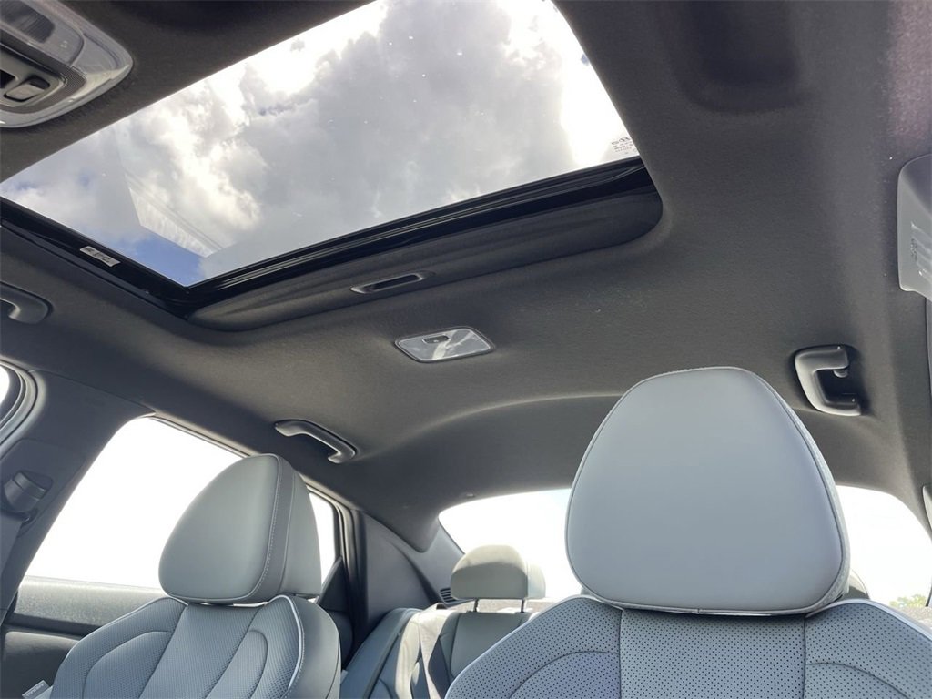 New 2025 Hyundai Elantra Limited image 25