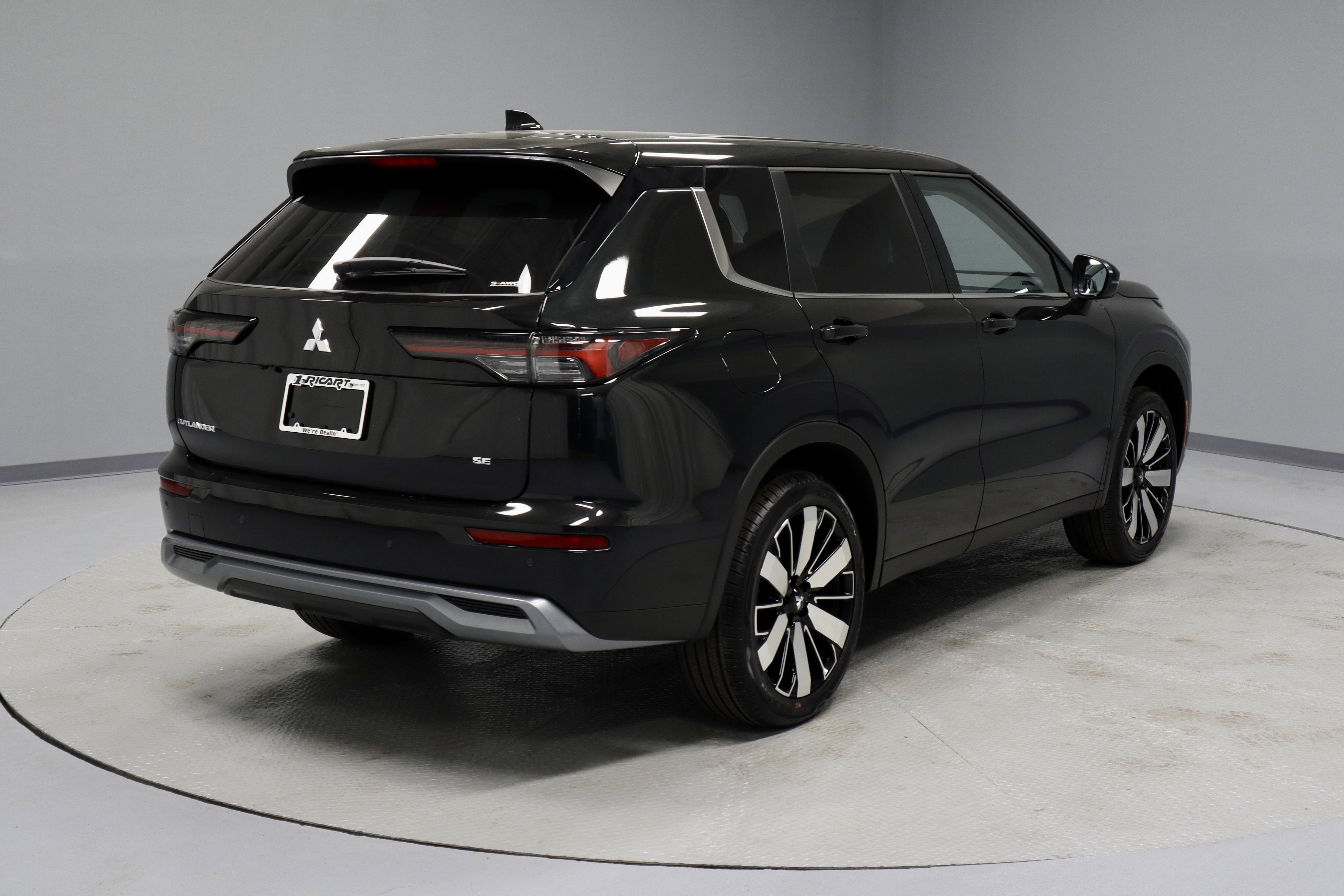 New 2025 Mitsubishi Outlander SE image 9