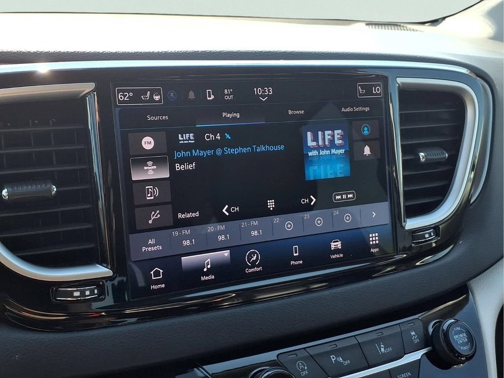 Used 2024 Chrysler Pacifica Touring-L FWD image 5