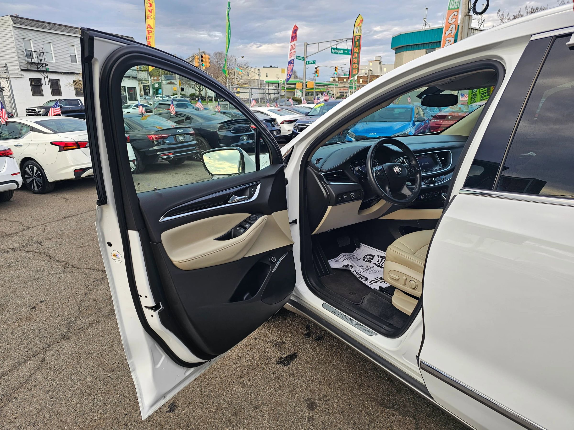 Used 2021 Buick Enclave Essence image 9