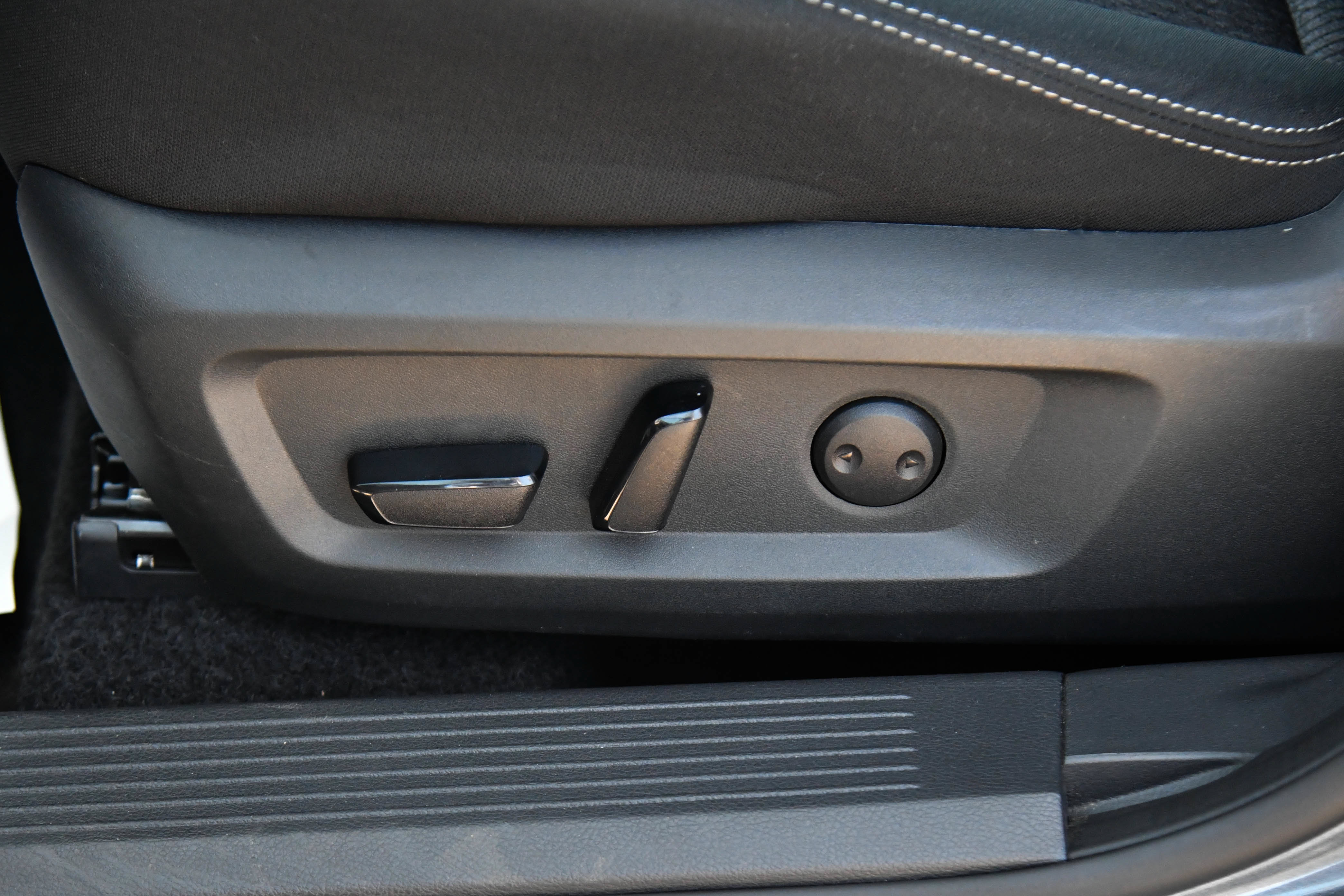 Used 2025 Nissan Rogue SV AWD/4WD image 16