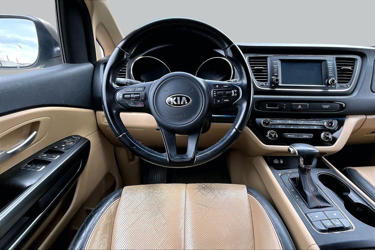Used 2017 Kia Sedona LX w/ LX Essentials Premium Package FWD image 6