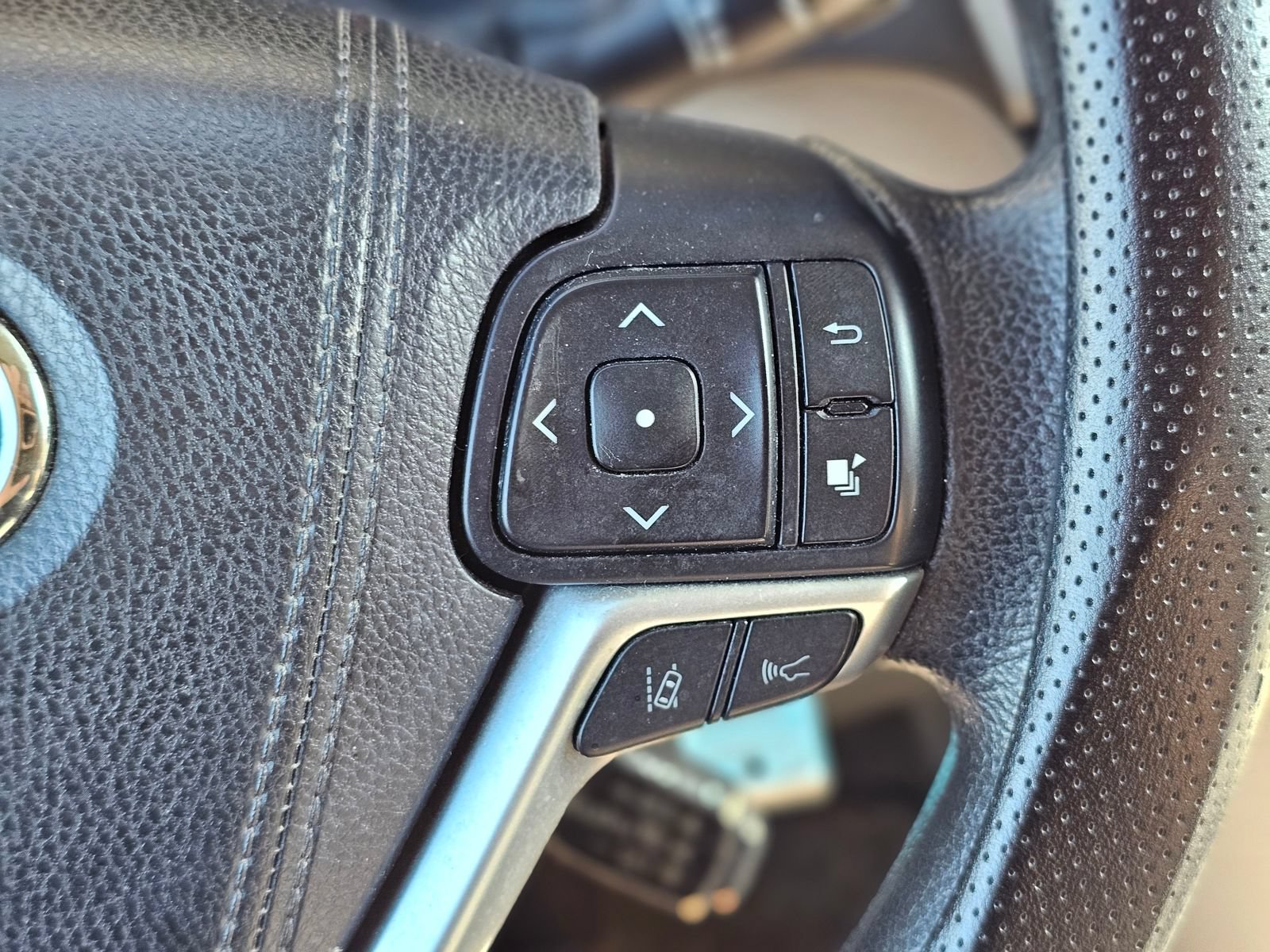 Used 2018 Toyota Sienna LE w/ Carpet Mat Package FWD image 14