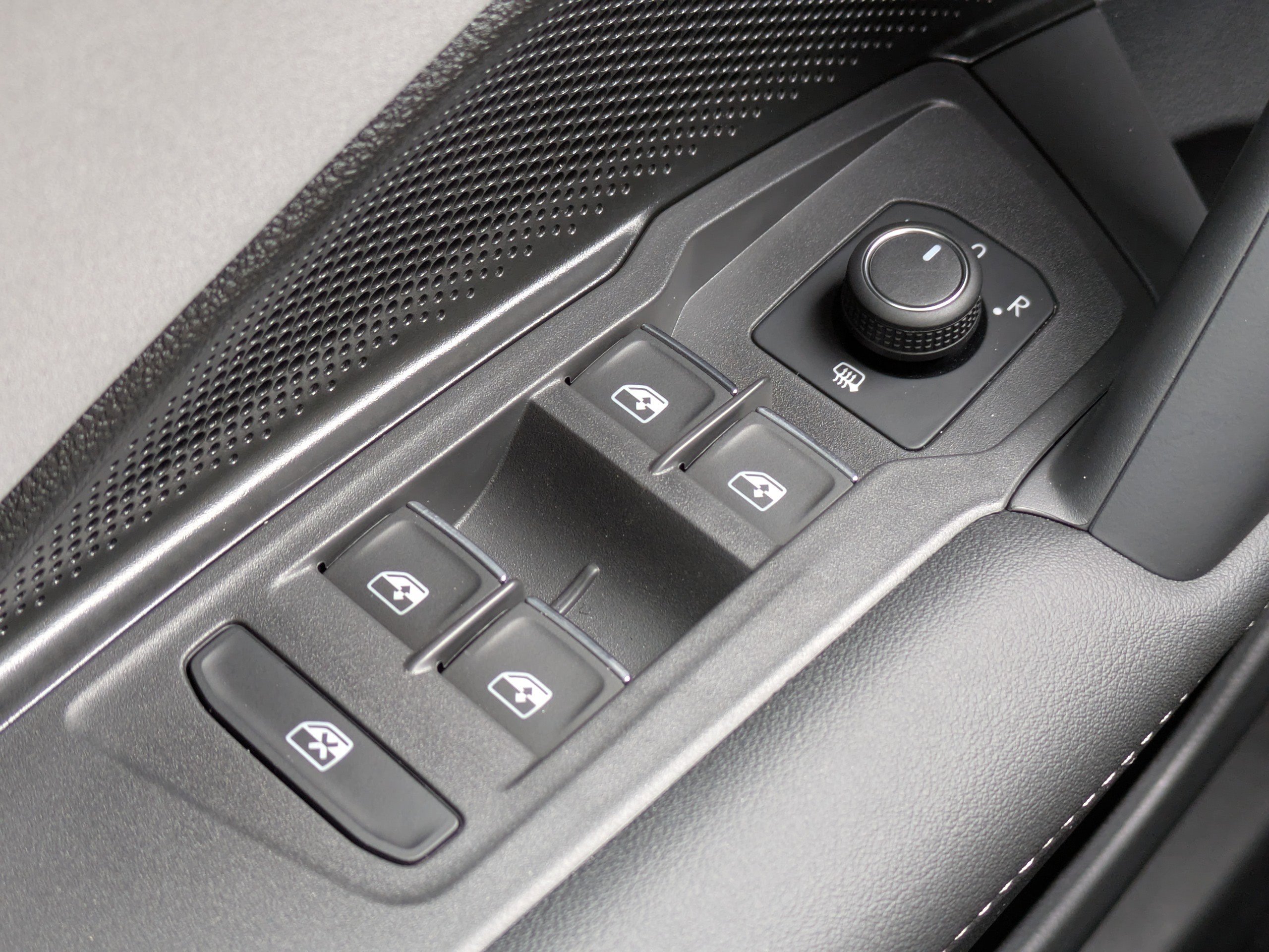 Used 2025 Volkswagen Tiguan SE image 25