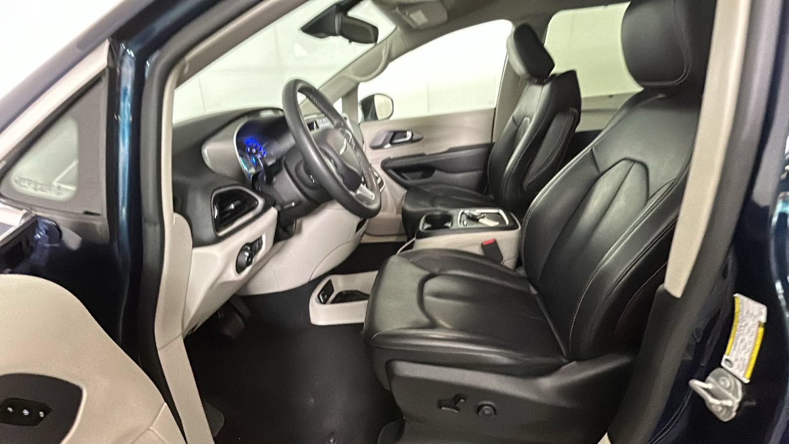 Used 2023 Chrysler Pacifica Touring-L FWD image 13