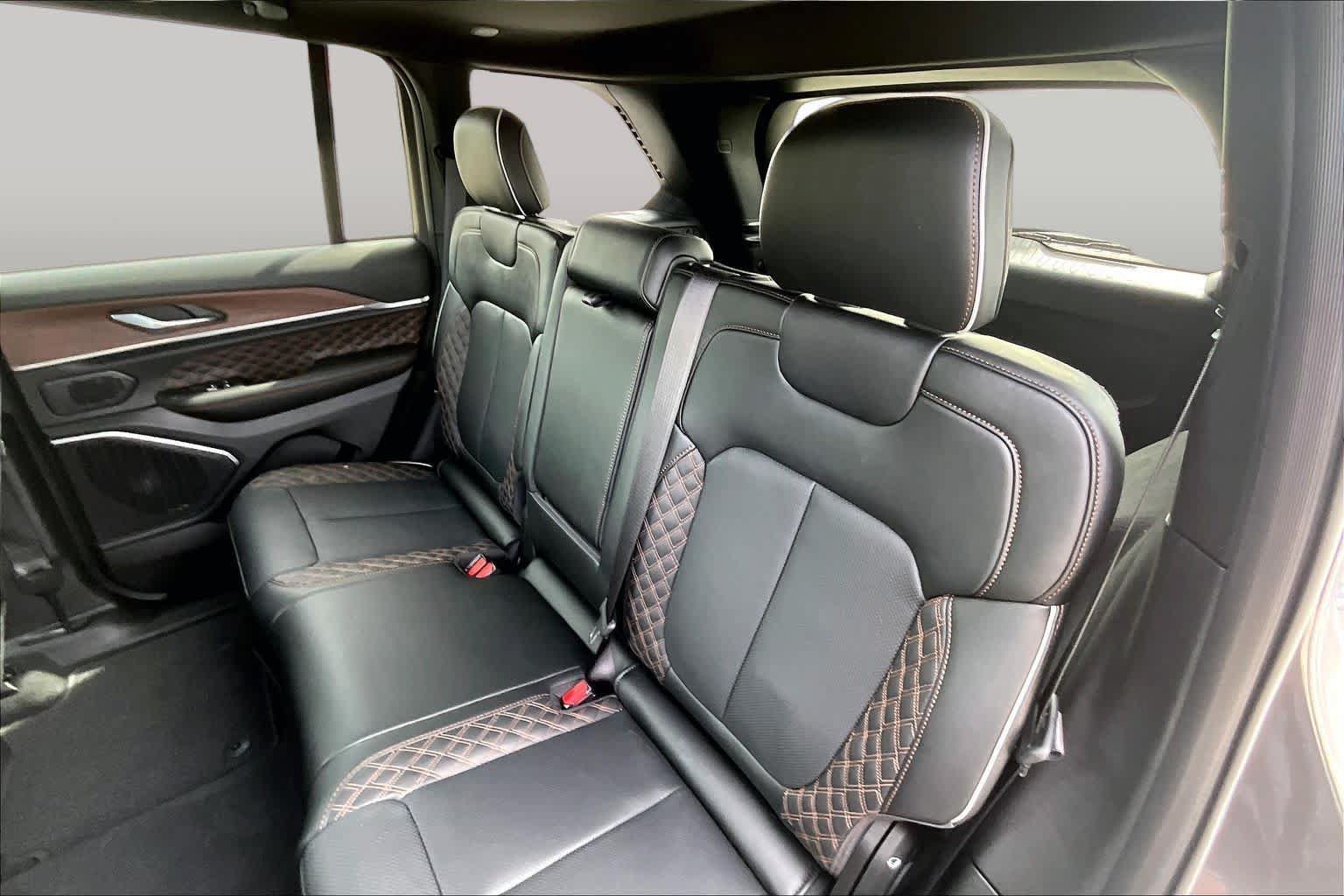 Used 2025 Jeep Grand Cherokee Summit AWD/4WD image 21