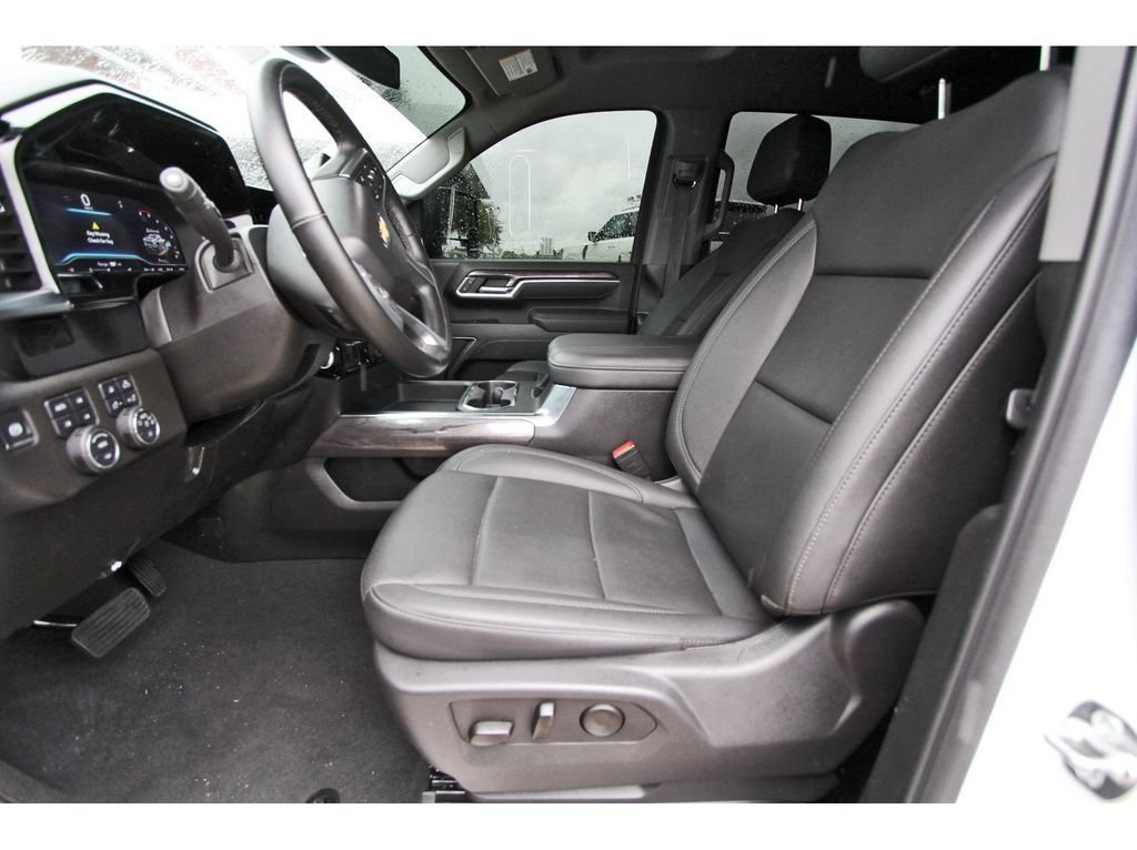 Used 2025 Chevrolet Silverado 2500 LTZ w/ LTZ Convenience Package AWD/4WD image 6