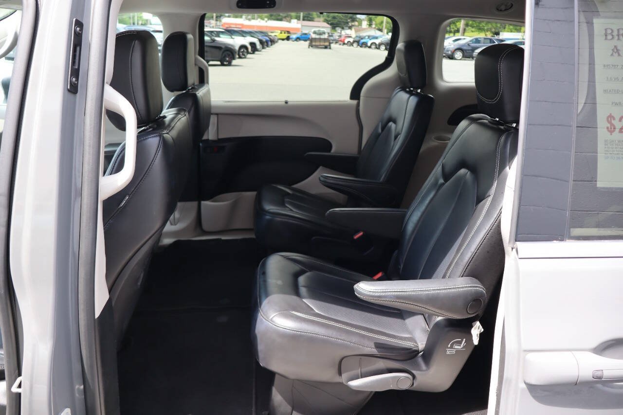 Used 2023 Chrysler Pacifica Touring-L FWD image 5