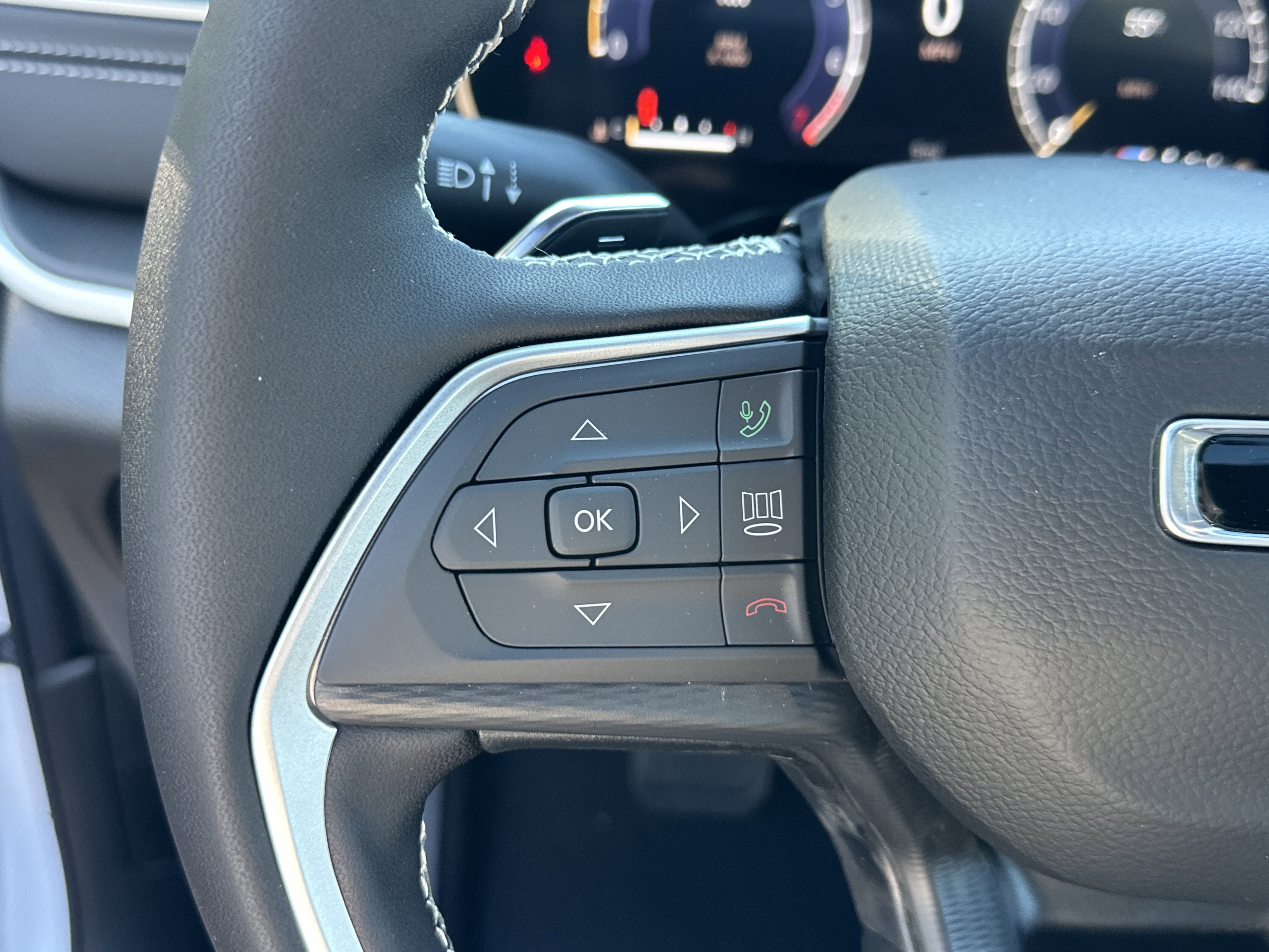 New 2025 Jeep Grand Cherokee Altitude image 9