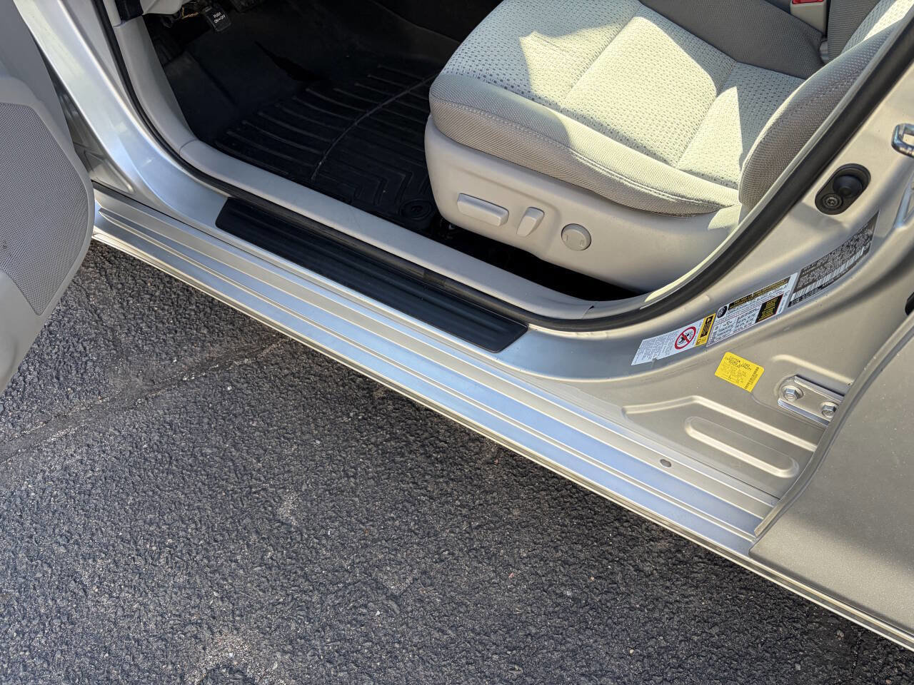 Used 2014 Toyota Camry LE image 7