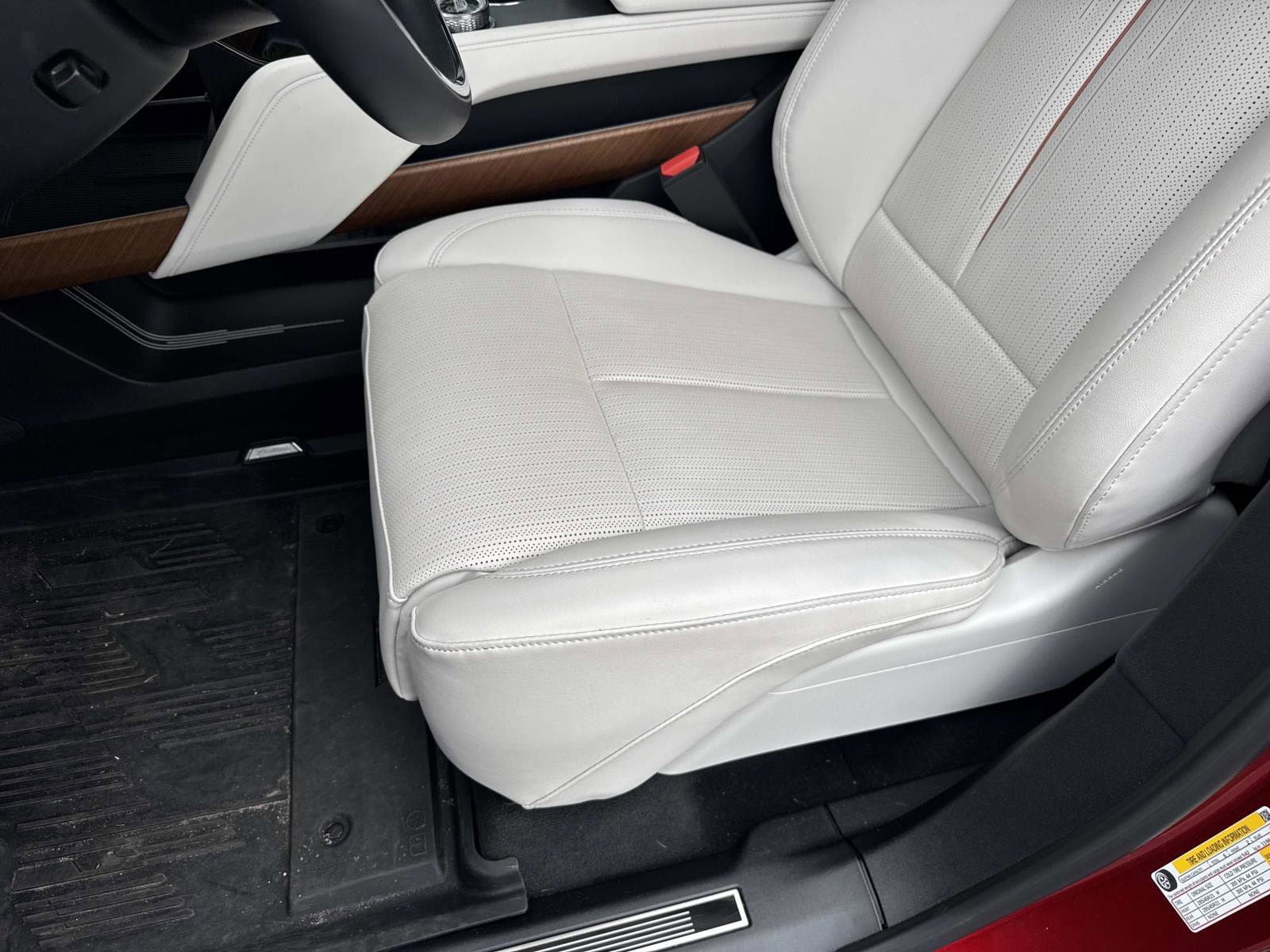 New 2026 Cadillac Vistiq Luxury w/ LPO, Floor Liner Package AWD/4WD image 20