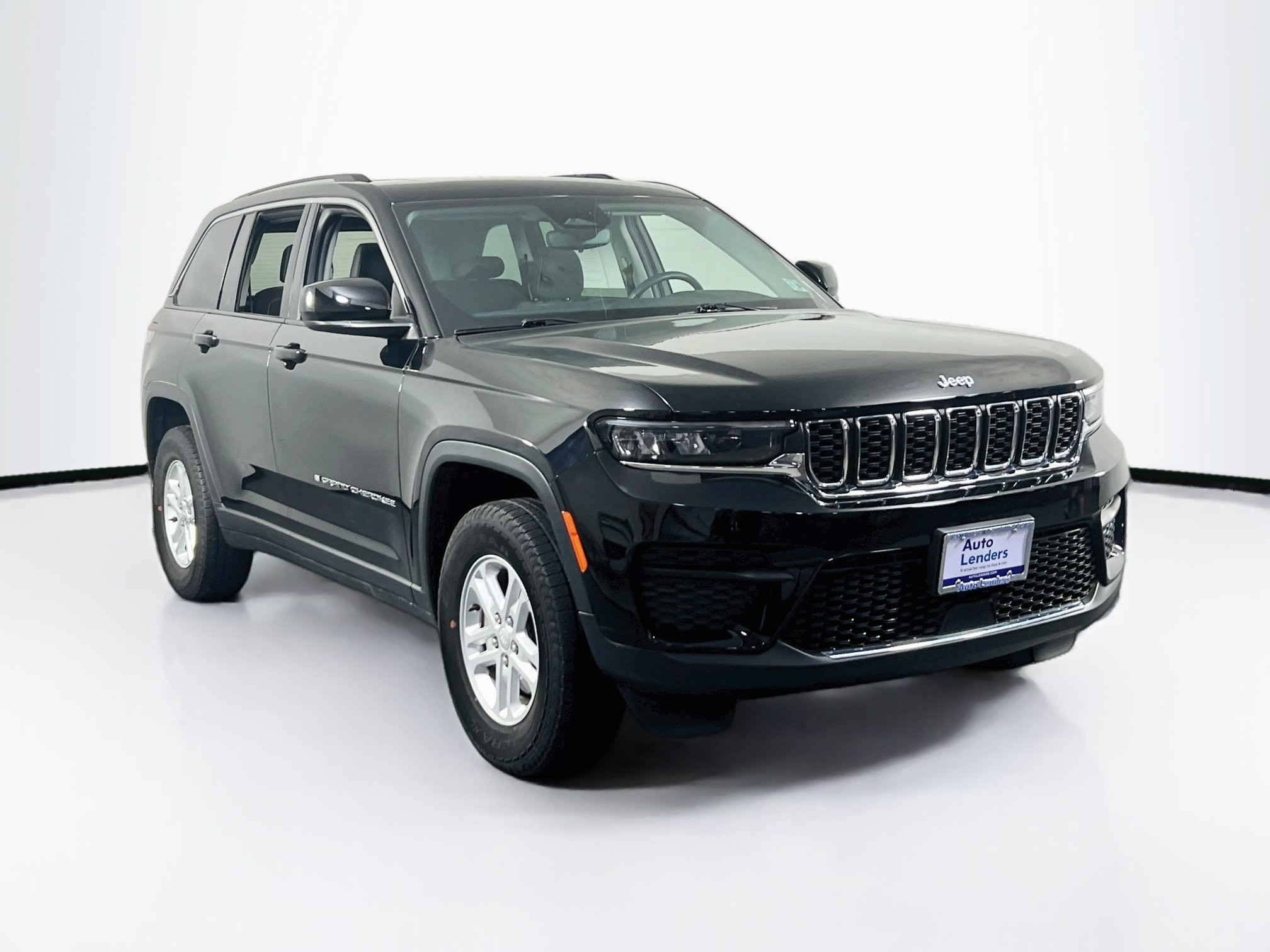 Used 2023 Jeep Grand Cherokee Laredo w/ Luxury Tech Group I AWD/4WD image 3