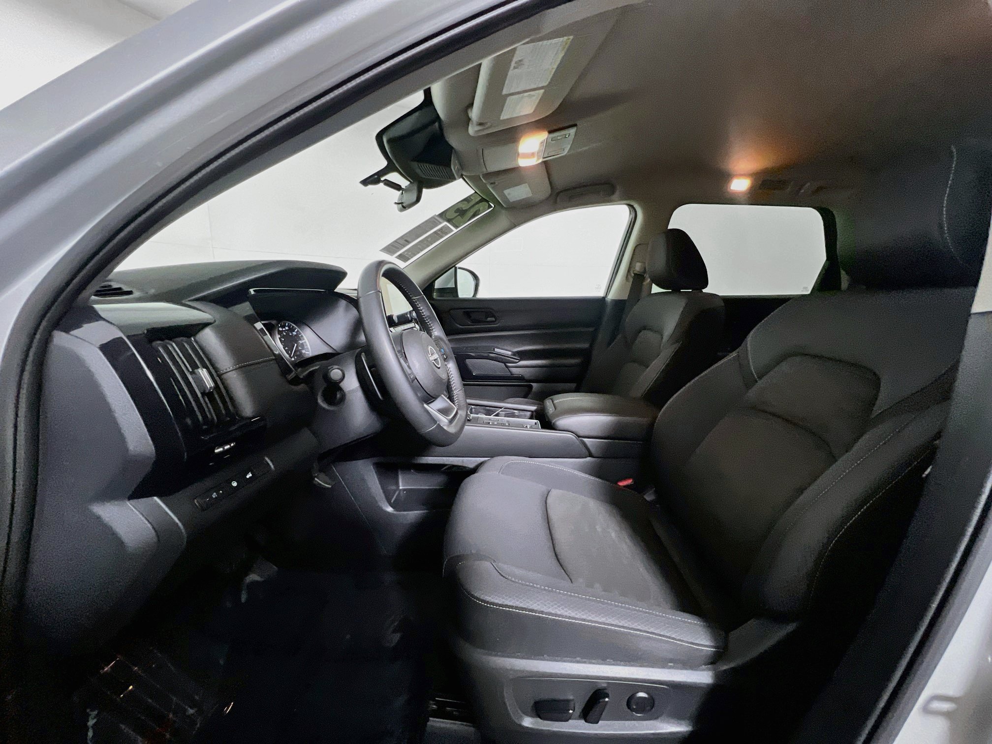 Used 2025 Nissan Pathfinder SV FWD image 15