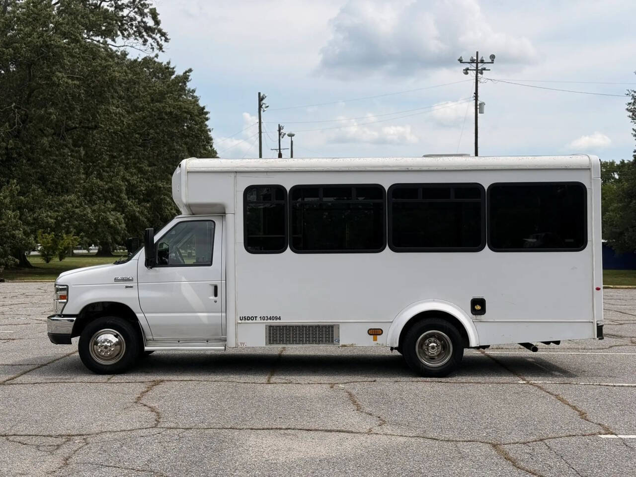 Used 2015 Ford E-350 and Econoline 350 Super Duty RWD image 2