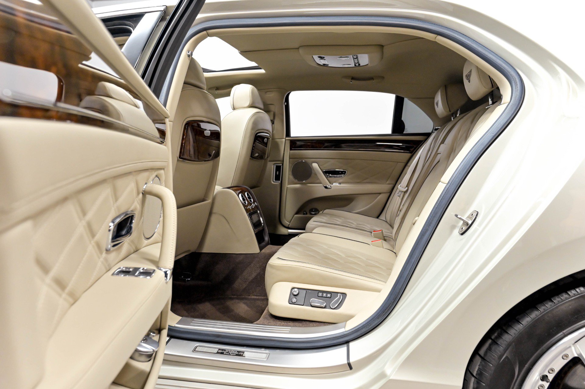 Used 2015 Bentley Flying Spur W12 AWD/4WD image 50