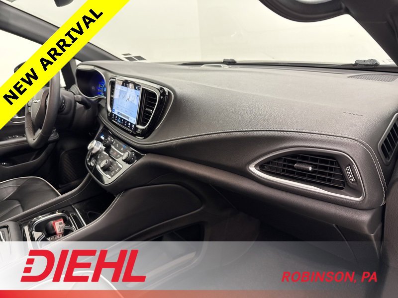 Used 2023 Chrysler Pacifica Limited w/ S Appearance Package image 17