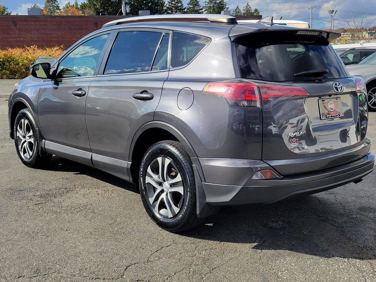 Used 2016 Toyota RAV4 LE AWD/4WD image 8