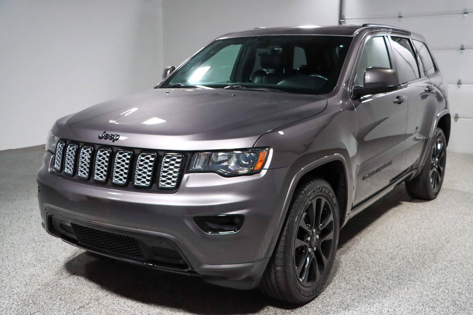 Used 2018 Jeep Grand Cherokee Altitude image 29