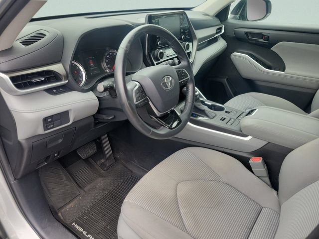Used 2020 Toyota Highlander LE AWD/4WD image 17