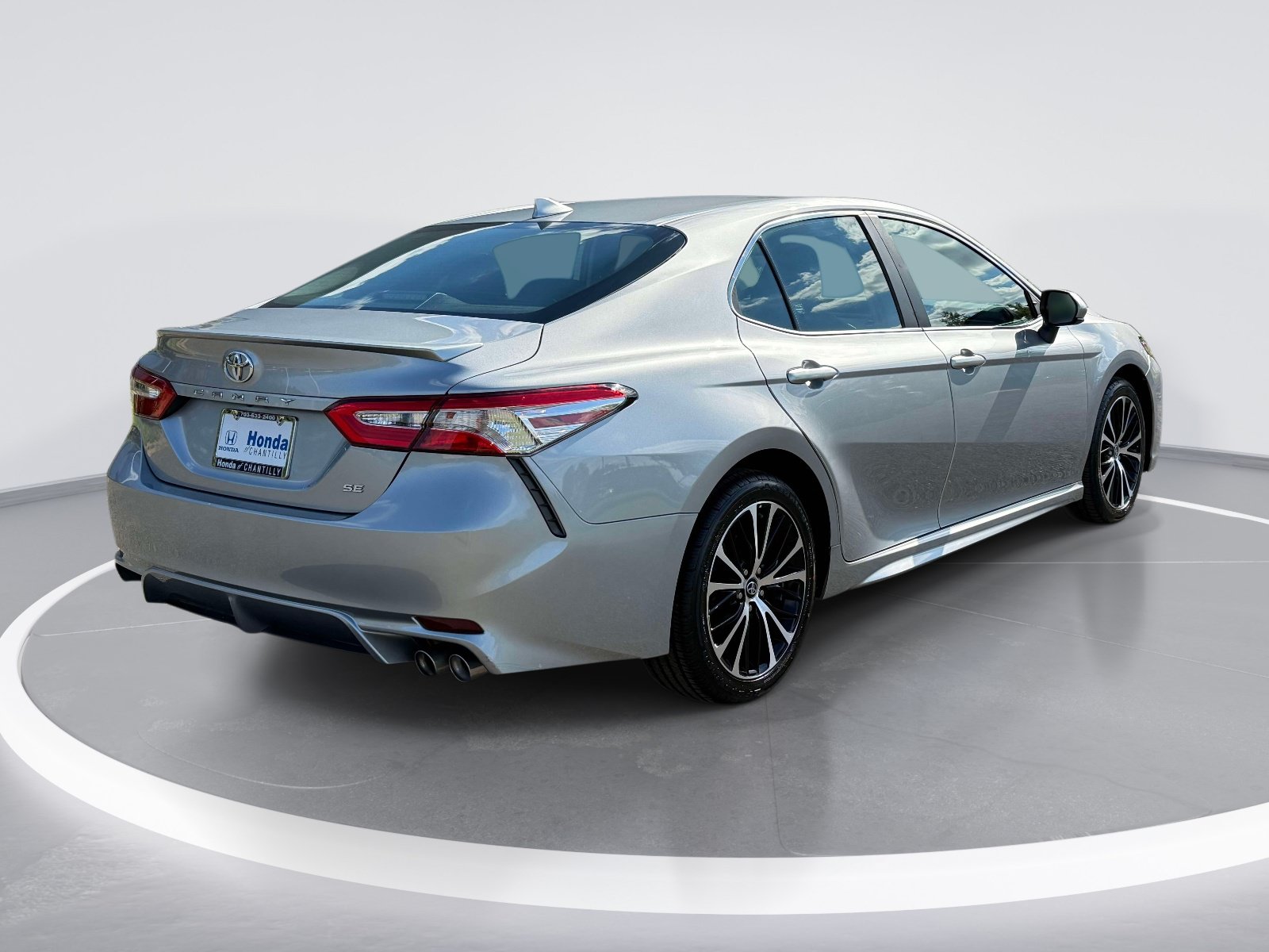 Used 2020 Toyota Camry SE FWD image 2