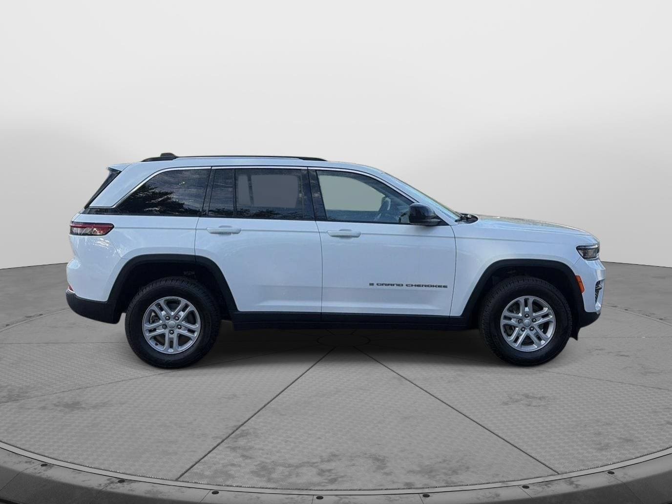 Used 2023 Jeep Grand Cherokee Laredo AWD/4WD image 4