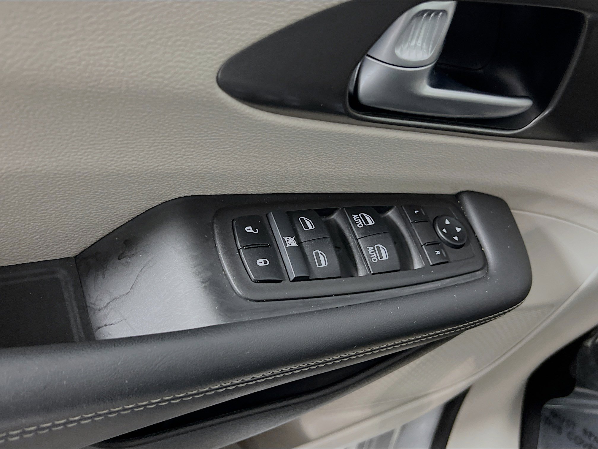 Used 2024 Chrysler Pacifica Touring-L image 17