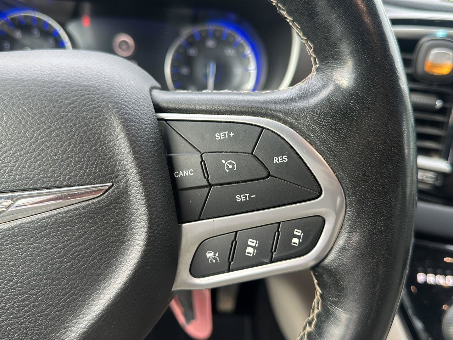 Used 2021 Chrysler Pacifica Touring-L FWD image 13